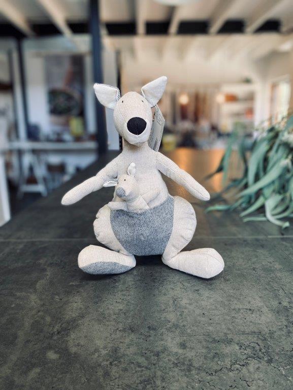 pago-nana-huchy-kylie_the_kangaroo