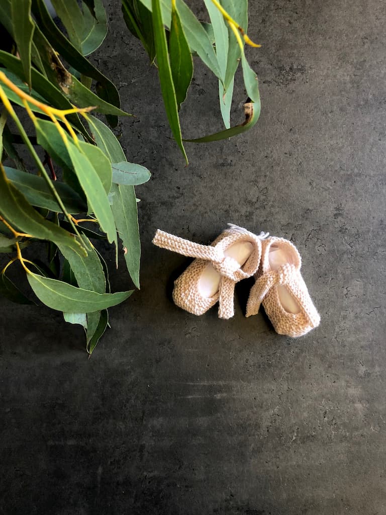 pago-handmade_baby_booties-natural