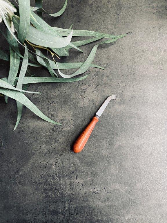 pago-turner-and-turner-cheese_knife_natural_jarrah-7.5cm