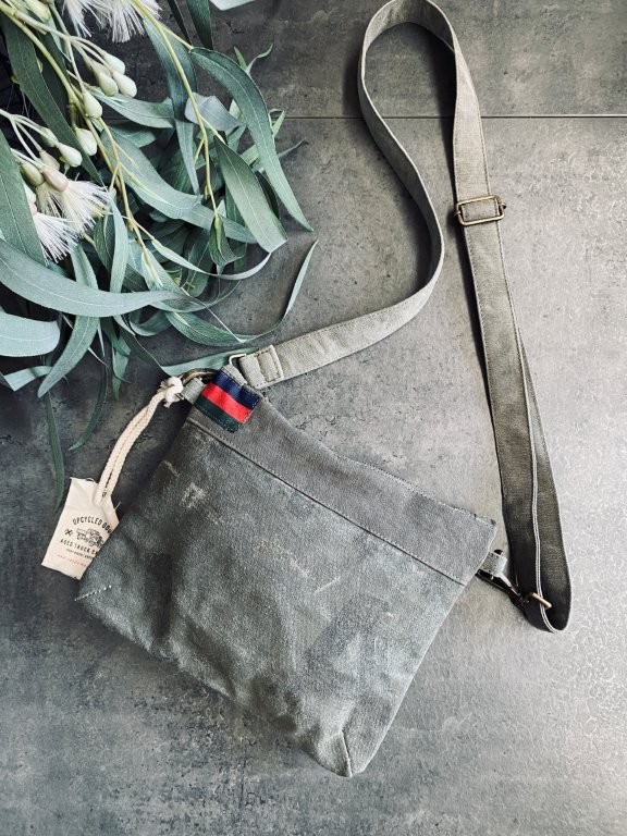 pago-pony-rider-land_of_mates_clutch_upcycled-khaki pago-pony-rider-land_of_mates_clutch_upcycled-khaki